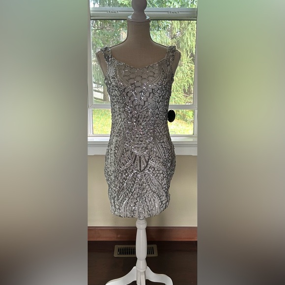 Hot Miami Styles Sequence Dress Silver /White Holiday Ready-Size M NWT🩶🤍 - Picture 1 of 3